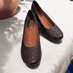 HUSH PUPPIES (6.5) Wedge Pump Slip-Ons Leather Perforated Floral Black Comfort